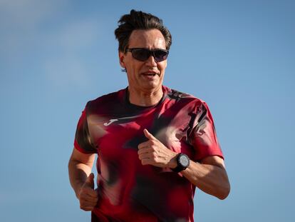 El primer secretario del PSC y candidato a la presidencia de la Generalitat, Salvador Illa, el pasado 5 de mayo haciendo deporte en Girona.