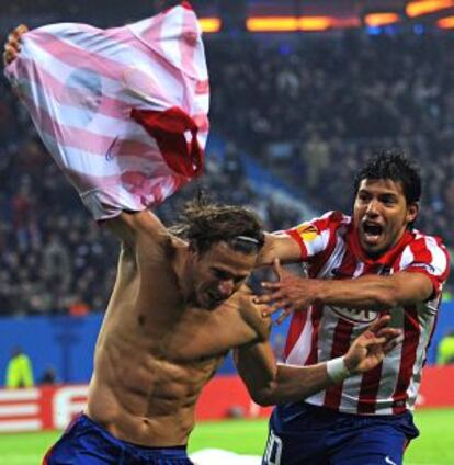 Forlán celebra con Agüero el segundo gol al Fulham en la final de 2010.