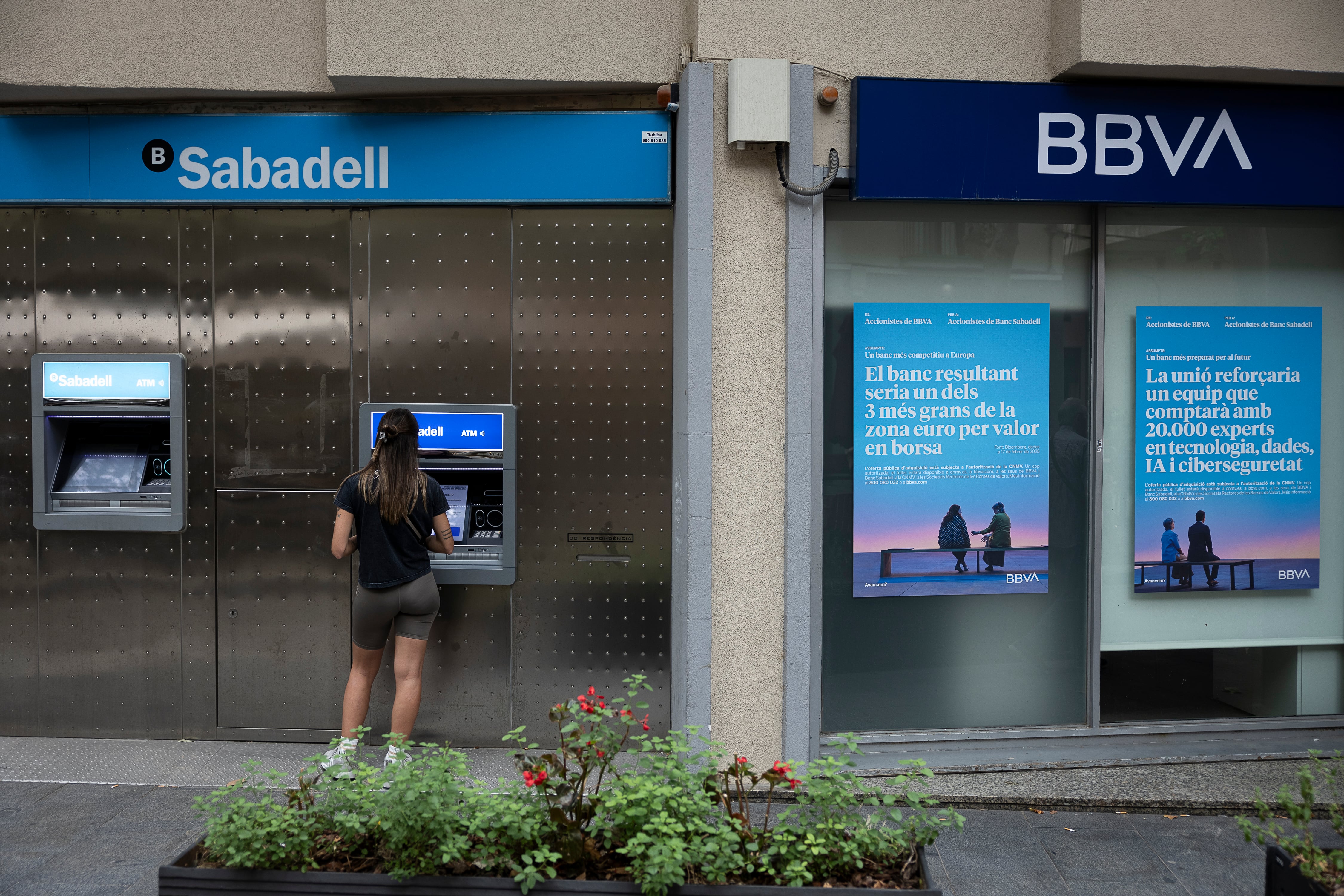 Oficina bancaria del Banco Sabadell junto a otra del BBVA en la Rambla del Poblenou.