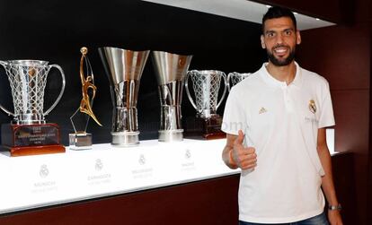 Salah Meejri posa en la sala de trofeos del Madrid