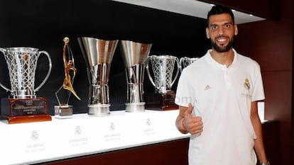 Salah Meejri posa en la sala de trofeos del Madrid