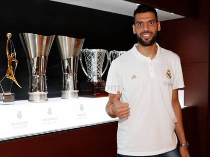 Salah Meejri posa en la sala de trofeos del Madrid