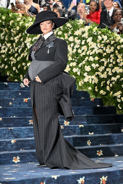Como siempre, Rihanna se hizo esperar. Llegó cuando la alfombra ya estaba terminada con un original diseño de Marc Jacobs inspirado en los trajes de raya diplomática de los años treinta y con el volumen trasero a modo de polisón que ya es seña de identidad del diseñador neoyorquino.