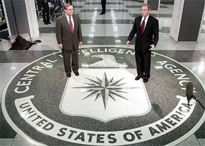 George Tenet (izquierda) y George W. Bush, en la sede de la CIA en Langley (Virginia), en marzo de 2001.