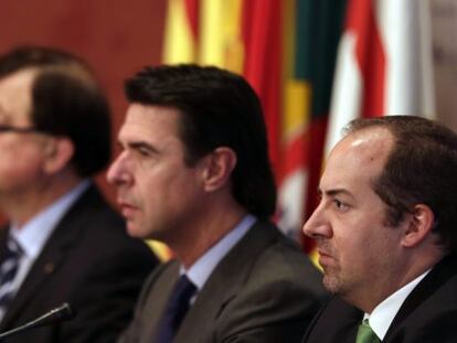 En primer plano, el ministro portugués de Economía, Álvaro Santos Pereira; en el centro, el ministro de Industria José Manuel Soria y a la izquierda el consejero de Empresa Francesc Xavier Mena.