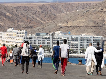 Un grupo de los migrantes rescatados este martes por la tarde por Salvamento Marítimo en las inmediaciones de Gran Canaria.