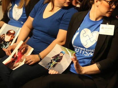 Padres ensañan las fotos de sus hijos con autismo.