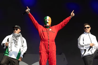 Mo Chara, Móglaí Bap y DJ Provaí, integrantes de Kneecap, en concierto en Glastonbury en junio de este año.