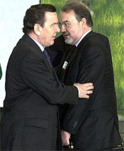 El canciller Gerhard Schröder y el comisario europeo Pedro Solbes.