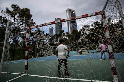 Un grupo de niños juega en un campo de fútbol en Madrid.