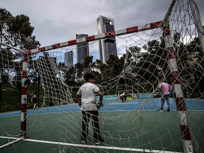 Un grupo de niños juega en un campo de fútbol en Madrid.