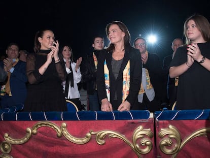 La princesa Estefan&iacute;a de M&oacute;naco con sus hijas Pauline Ducruet (izquierda) y Camile Gottlieb en enero en el Festival del Circo de Montecarlo. 