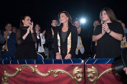 La princesa Estefan&iacute;a de M&oacute;naco con sus hijas Pauline Ducruet (izquierda) y Camile Gottlieb en enero en el Festival del Circo de Montecarlo. 