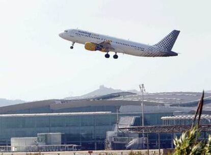 Un avión de Vueling despega sobre la nueva terminal de El Prat.