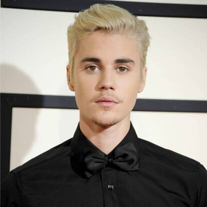 A veces parece que, pase lo que pase, Justin Bieber (Ontario, Canadá, 22 años) siempre va a estar en lo más alto de las listas de éxitos. En España, en este 2016 que agoniza, el canadiense ha sido el artista más escuchado, pero también ha protagonizado titulares desagradables. El puñetazo que le dio a un seguidor en Barcelona, el evidente 'playback' en algunas fases de sus conciertos, su procesamiento inmediato si pone un pie en Argentina o su huida de Instagram harto de que sus fans insultaran a la que parecía ser su nueva novia, Sofia Richie. Su imagen enfurruñada, muchas veces con sus propios seguidores, ha sido la protagonista de este año en el que pocas veces hemos visto sonreír al canadiense.