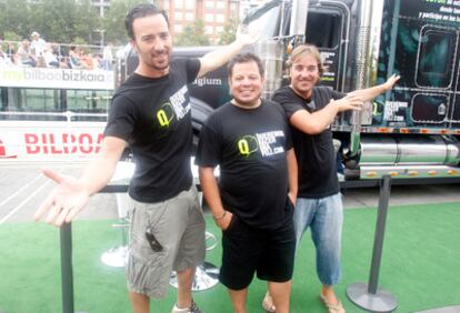 De izquierda a derecha, Pablo Puyol, Víctor Cabaco y Javier Cifrián, en el paseo de Uribitarte.