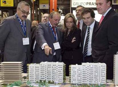 La ministra de Vivienda, Carme Chacón, con el alcalde de Barcelona, Jordi Hereu, (izquierda) en Barcelona.