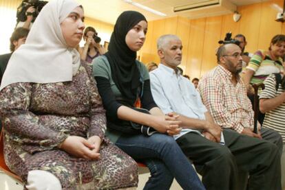 El jefe de la asociación musulmana de Cunit, el imán y la hija y la esposa de este (desde la derecha) en la Audiencia de Tarragona.