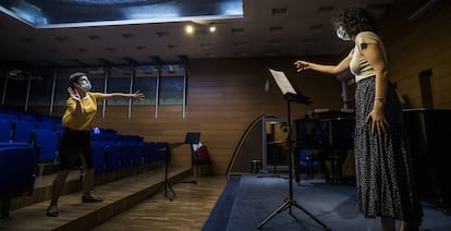 Susana Cordón, catedrática de canto, dando clase el jueves a Violeta Siesto (dcha.), alumna de tercero en la Escuela Superior de Canto de Madrid.