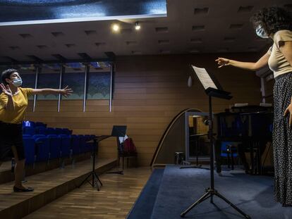 Susana Cordón, catedrática de canto, dando clase el jueves a Violeta Siesto (dcha.), alumna de tercero en la Escuela Superior de Canto de Madrid.