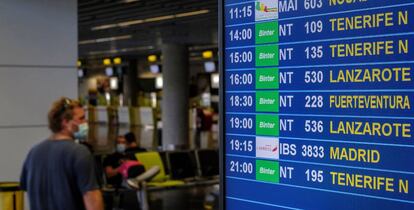 Varios pasajeros esperan cerca de los mostradores de facturación de la compañía Binter en el aeropuerto de Gran Canaria.