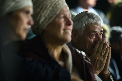 Familiares y amigos del soldado israelí Amitai Granot, caído en combate contra la milicia libanesa de Hezbolá, asistían el lunes a su funeral en Jerusalén. 