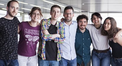 Abraham Cózar, en el centro con gafas, con el equipo de Chibig. Debajo, la protagonista de Summer in Mara.