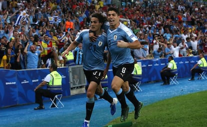 Cavani comemora com Suárez o gol uruguaio.