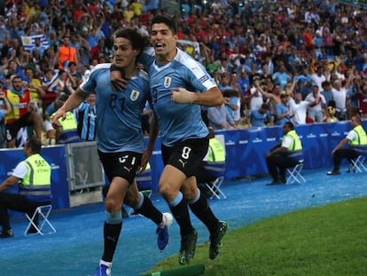 Cavani comemora com Suárez o gol uruguaio.