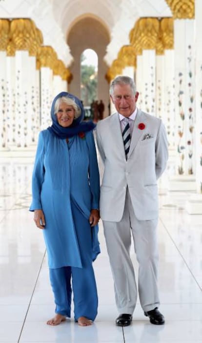 La duquesa de Cornualles y Carlos de Inglaterra, en su visita a la gran mezquita de Abu Dhabi durante su viaje oficial a Oriente Medio.