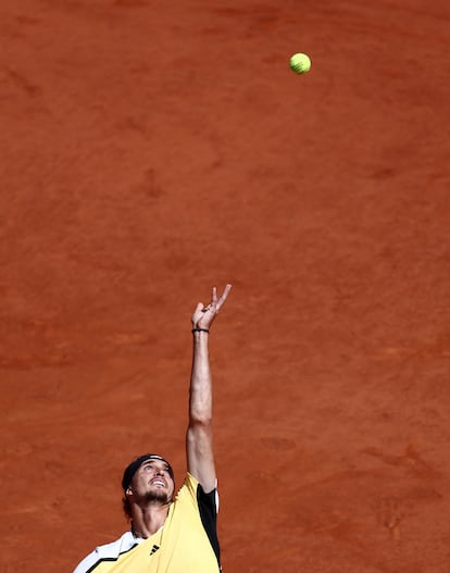 El tenista germano Alexander Zverev en un servicio durante la final de Roland Garros.