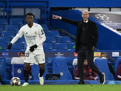 Zidane da órdenes desde la banda mientras Vinicius conduce el balón.