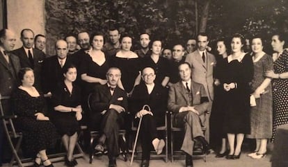 Sentados, en el centro de la imagen, Manuel de Falla y José María Pemán junto a parte de la intelectualidad de la Guerra Civil.