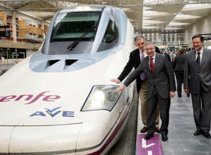 José Blanco y el secretario de Estado de Transporte de Estados Unidos, junto al presidente del Gobierno de Aragón, Marcelino Iglesias, a su llegada a la estación de Zaragoza en el AVE.