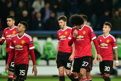 Los jugadores del United, tras el partido.