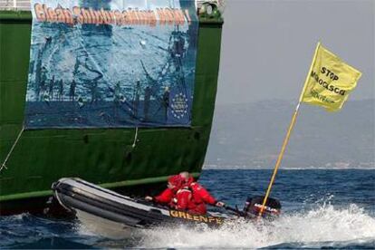 Una lancha de Greenpeace, en su campaña contra los monocasco en la bahía de Algeciras.