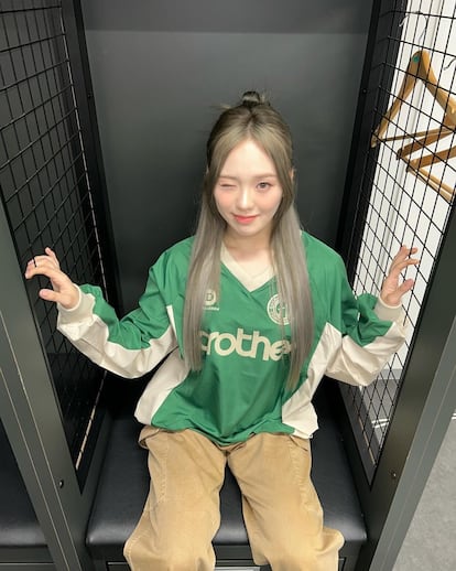 La cantante japonesa Rio Hanabashi con una camiseta del Guaraní Futebol Clube.