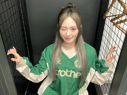 La cantante japonesa Rio Hanabashi con una camiseta del Guaraní Futebol Clube.