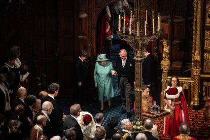 Isabel II, acompañada por el príncipe Carlos, heredero de la corona británica, presentó en el Parlamento británico el plan de Boris Johnson para la próxima legislatura.