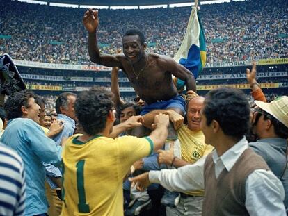 Pelé tras ganar la Copa del Mundo el 21 de junio de 1970.