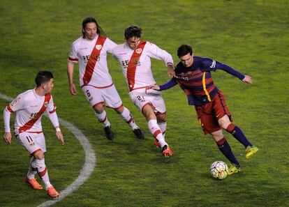 Messi trata de superar a la defensa del Rayo. 