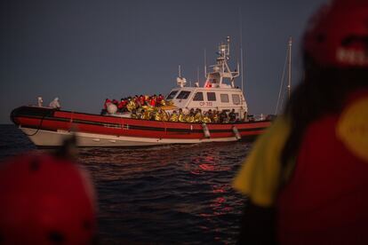 A noite cai quando a Guarda Costeira italiana recolhe os resgatados para transferi-los para Lampedusa, Itália. Seus tripulantes, vestidos com Equipamentos de Proteção Individual, realizam a manobra para transferir as pessoas do bote de borracha para o navio ante o cudado zeloso de Òscar, Laura e Fátima.