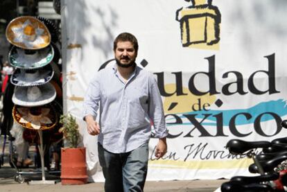 El español Juan Arteaga camina por el paseo de la Reforma de la Ciudad de México, su lugar de residencia.