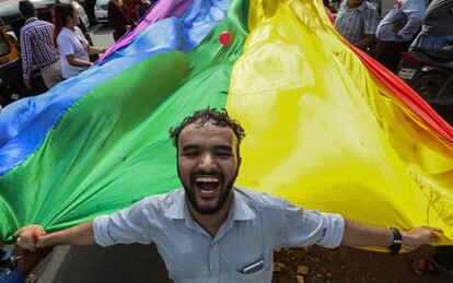 Un miembro de la comunidad LGTB india celebra en Bombay el fallo del Tribunal Supremo del país sobre las relaciones homosexuales.