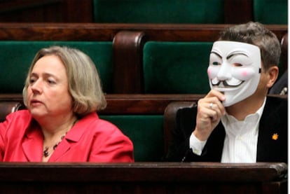 Un parlamentario polaco se coloca una máscara de Anonymous en protesta por la ratificación del tratado ACTA.