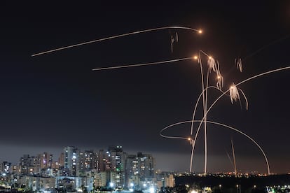 Proyectiles del sistema Cúpula de Hierro interceptan sobre la ciudad israelí de Ashkelón cohetes lanzados desde Gaza, el pasado día 11.