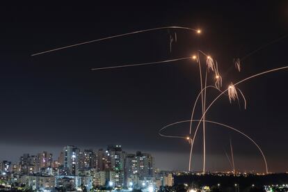 Proyectiles del sistema Cúpula de Hierro interceptan sobre la ciudad israelí de Ashkelón cohetes lanzados desde Gaza, el pasado día 11.