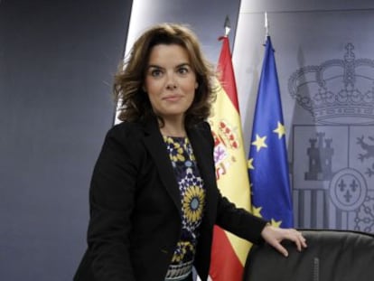 La vicepresidenta del Gobierno, Soraya S&aacute;enz de Santamar&iacute;a, al inicio de la rueda de prensa posterior a la reuni&oacute;n del Consejo de Ministros.