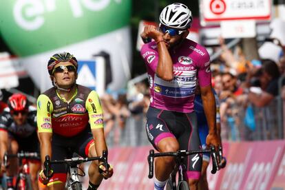 Gaviria celebra su tercera victoria en el Giro besándose una pulsera en la muñeca derecha.