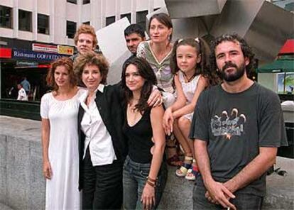 Los directores, Teresa de Pelegrí y Dominic Harari, acompañados de los actores y actrices de <i>Seres queridos.</i>